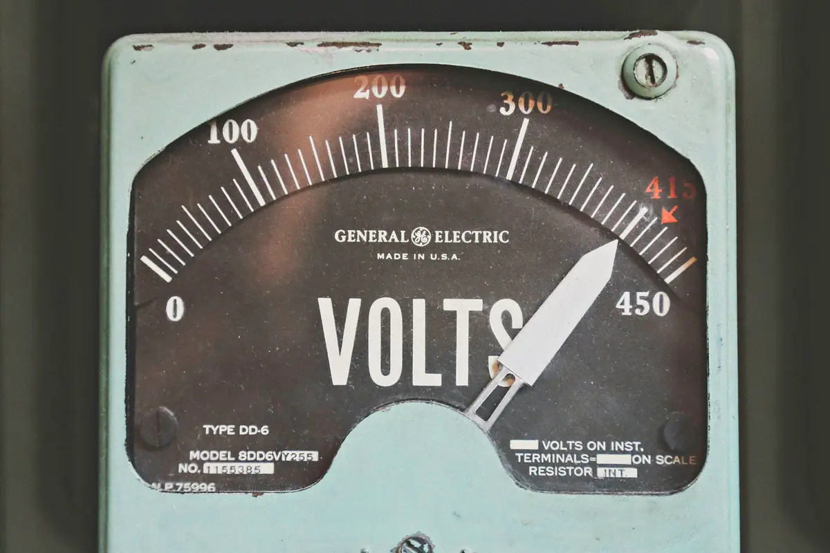 Compteur électrique mural, celui que relève la STEG