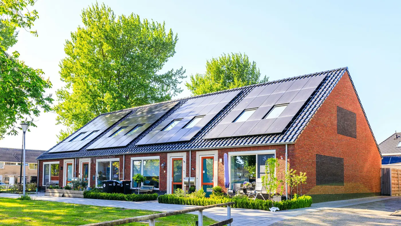 Rangée de maisons contemporaines dont les toits sont entièrement couverts de panneaux