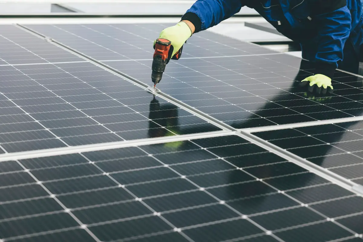 Pose d'un module photovoltaïque sur une rangée déjà installée