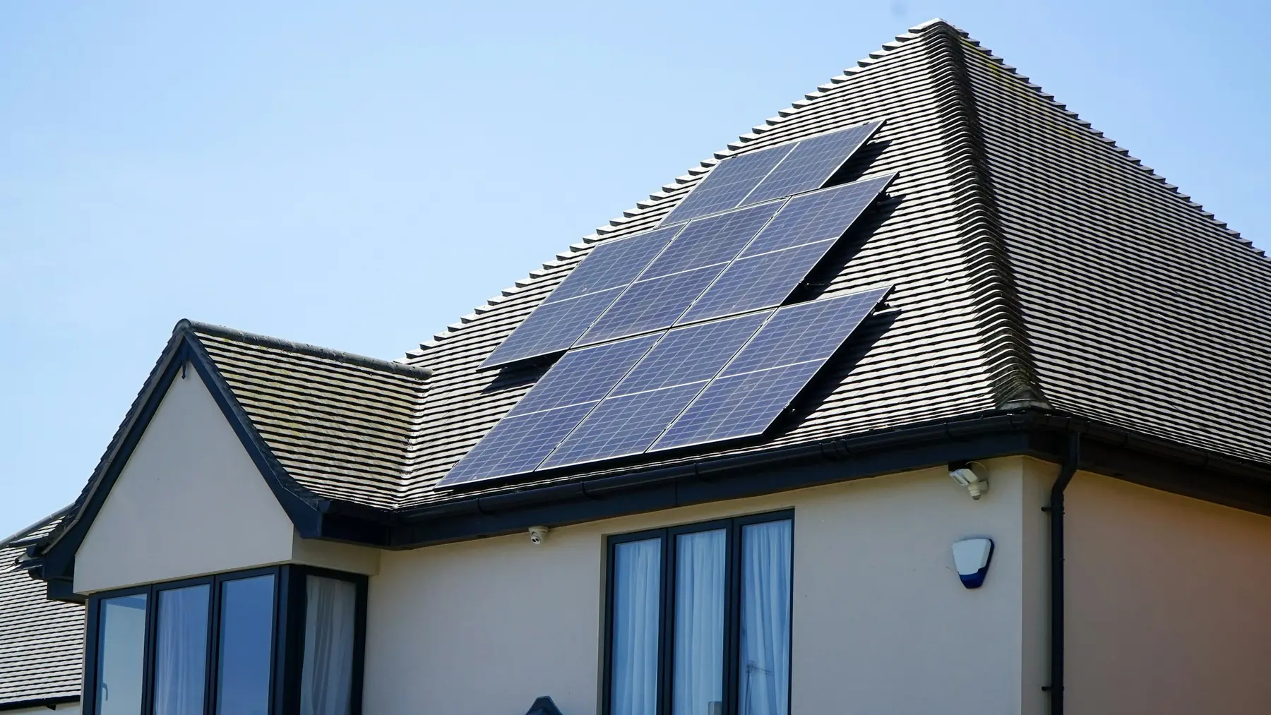 Maison individuelle dont le toit en pente porte deux rangées de panneaux photovoltaïques